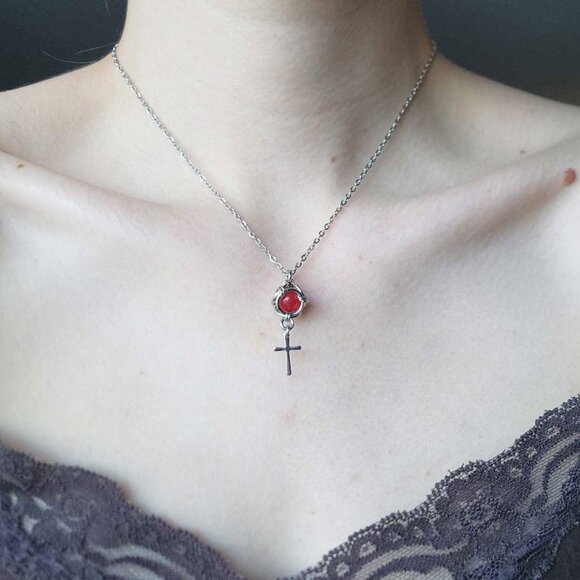Gothic vampire red quartz and silver cross necklace with a small silver chain - Picture 1 of 7